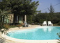 la piscine devant la maison