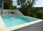 la piscine dans son écrin de verdure