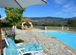 détente près de la piscine