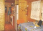 table et coin cuisine avec grand frigo, congel
