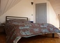 Chambre de l'étage avec lit double et lit bébé
