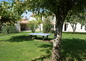Table de ping-pong dans le jardin clos