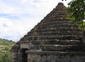 l'ossuaire, à forme pyramidale...