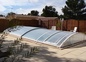 la piscine et son abri bas relevable à la belle saison